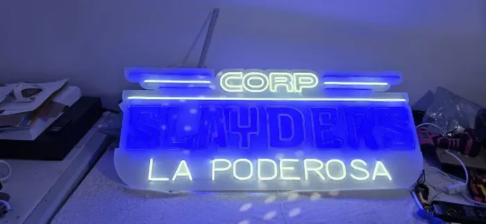 Neón azul con el logo de La Poderosa, recién terminado en el taller