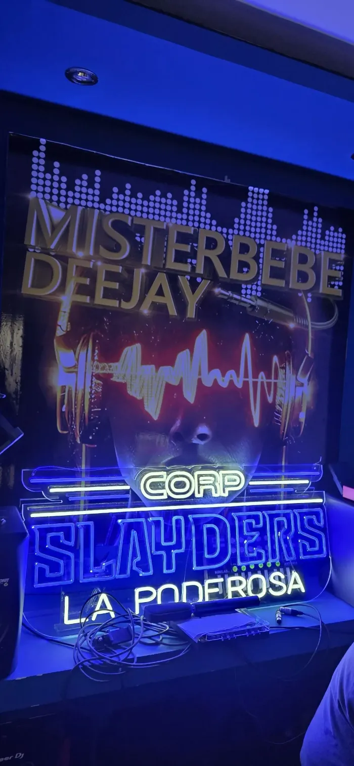 Dos neones con logo, para Misterbebe Deejay y La Poderosa, encendidos en el taller